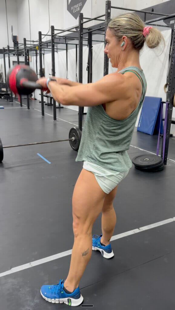 Kettlebell swing - Carol Almeida