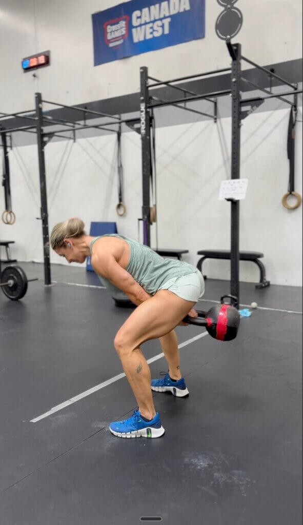 Kettlebell swing - Carol Almeida