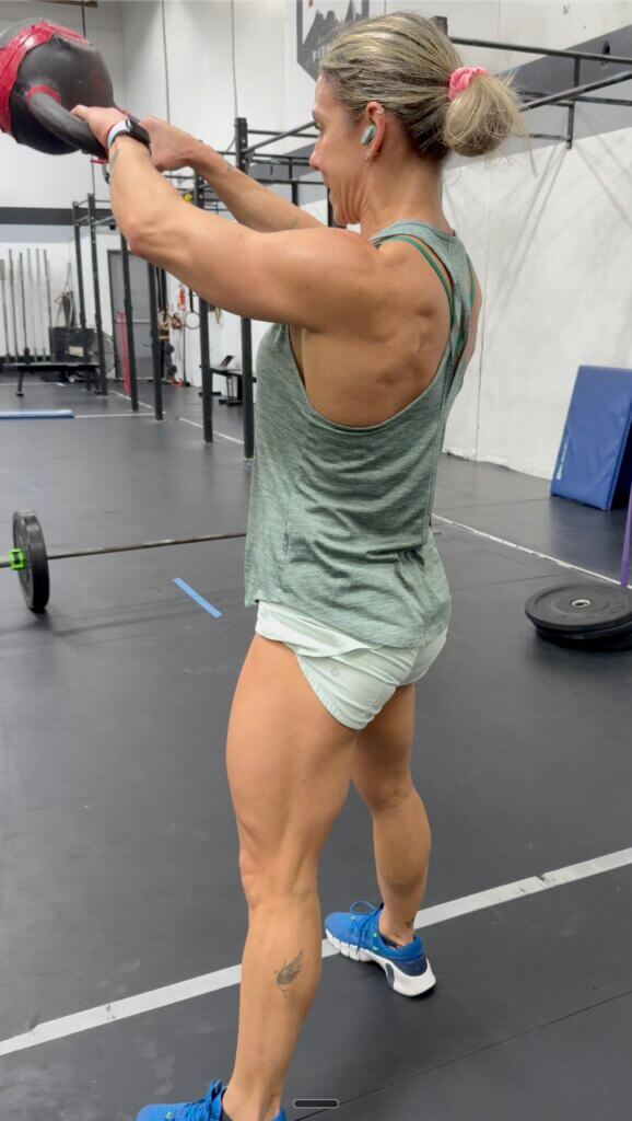 Kettlebell swing - Carol Almeida